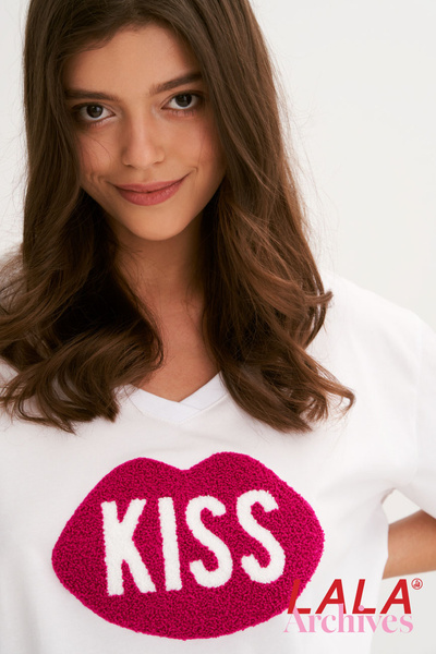 [preorder] LALA ARCHIVES KISS Chenille White V-Neck